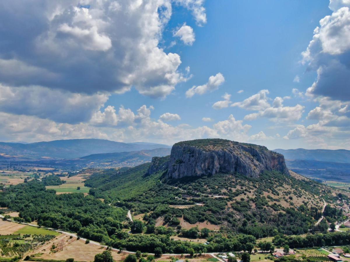 Spilaio At Meteora